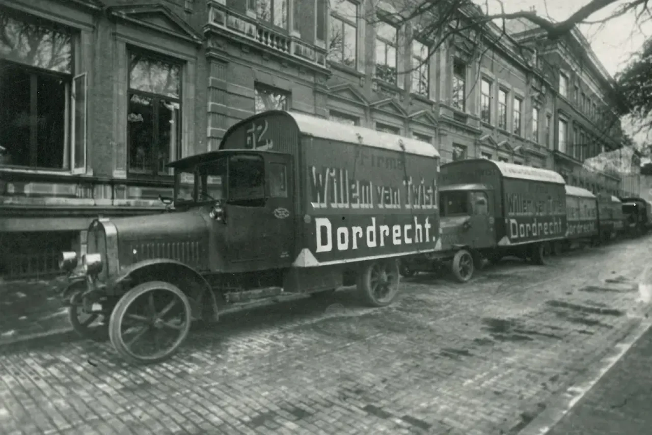 historische bedrijfsfoto toont geschiedenis van Twist en bedrijfswagens