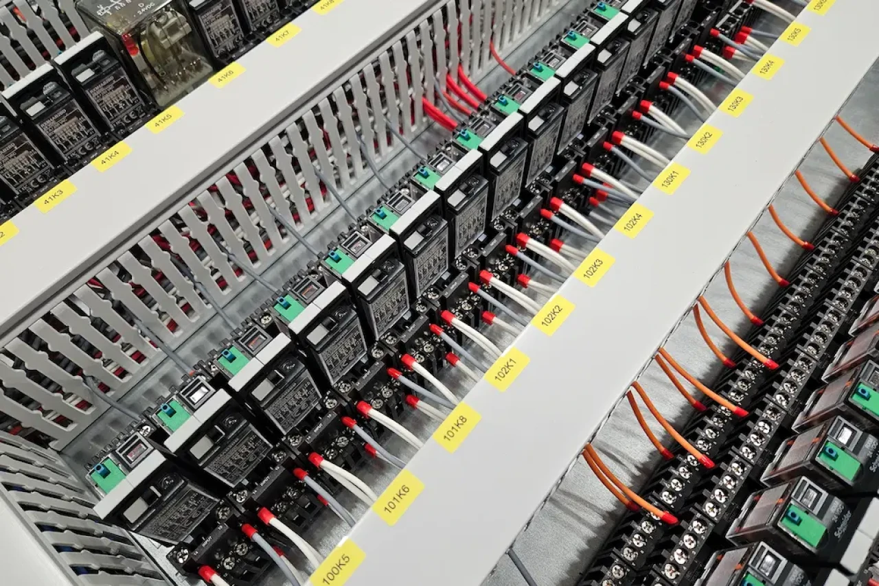 close-up van besturingspanelen voor noodstroominstallatie