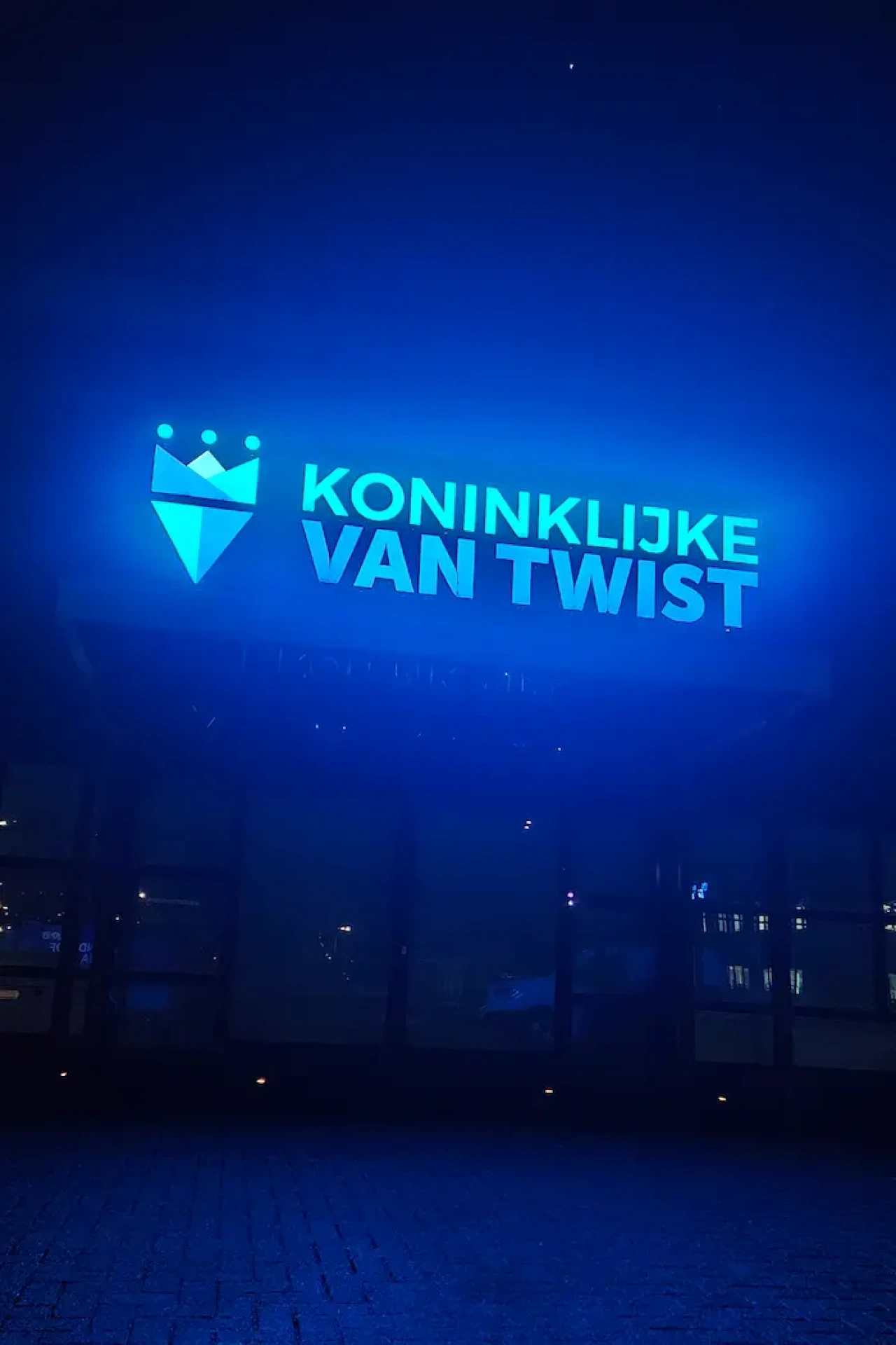 logo koninklijke van twist op locatie