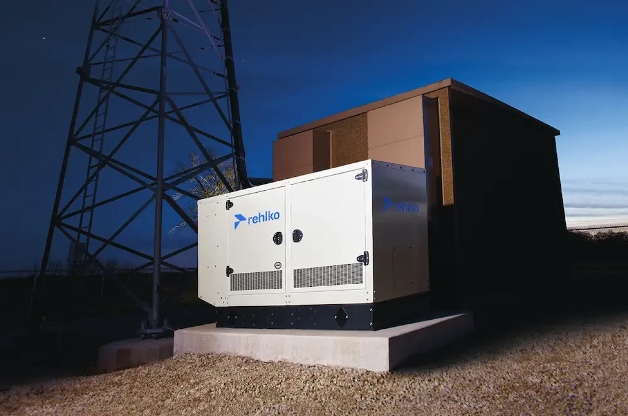 een noodstroominstallatie die buiten staat