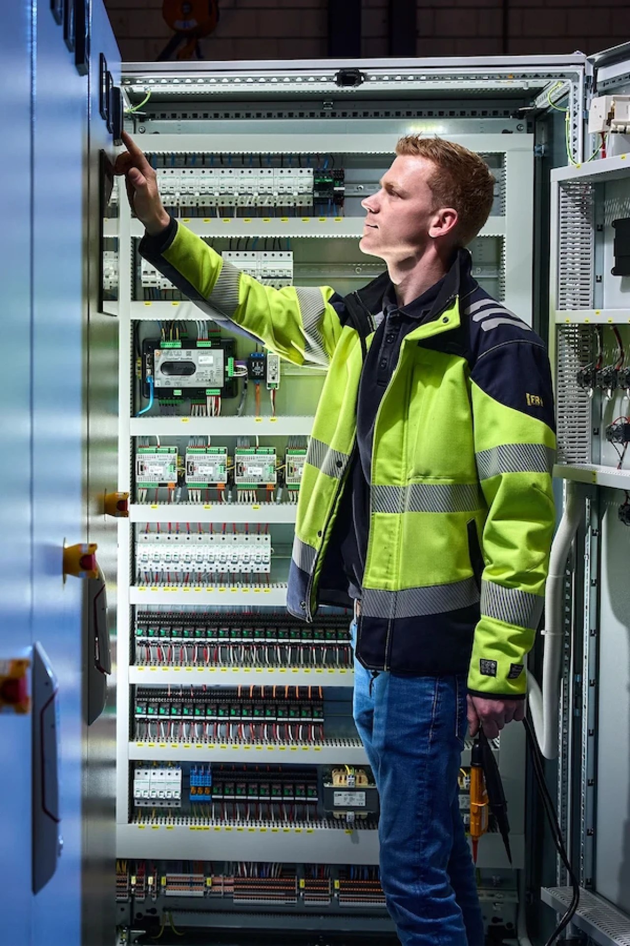 een monteur doet een inspectie bij een noodstroominstallatie