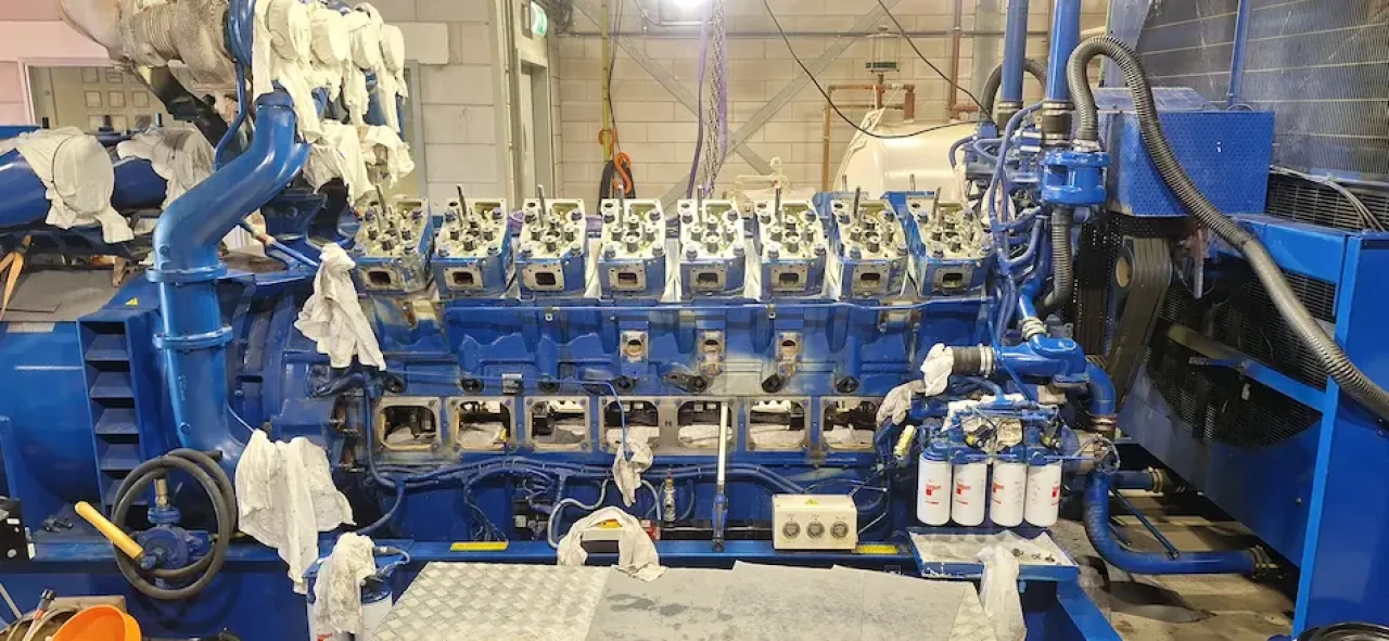 motorrevisie van noodstroomaggregaat in petrochemische fabriek