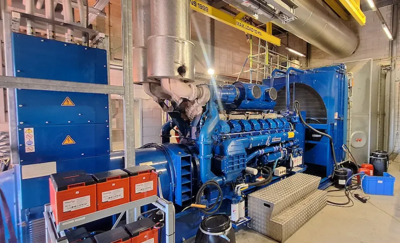 motorrevisie noodstroomaggregaat in petrochemische installatie