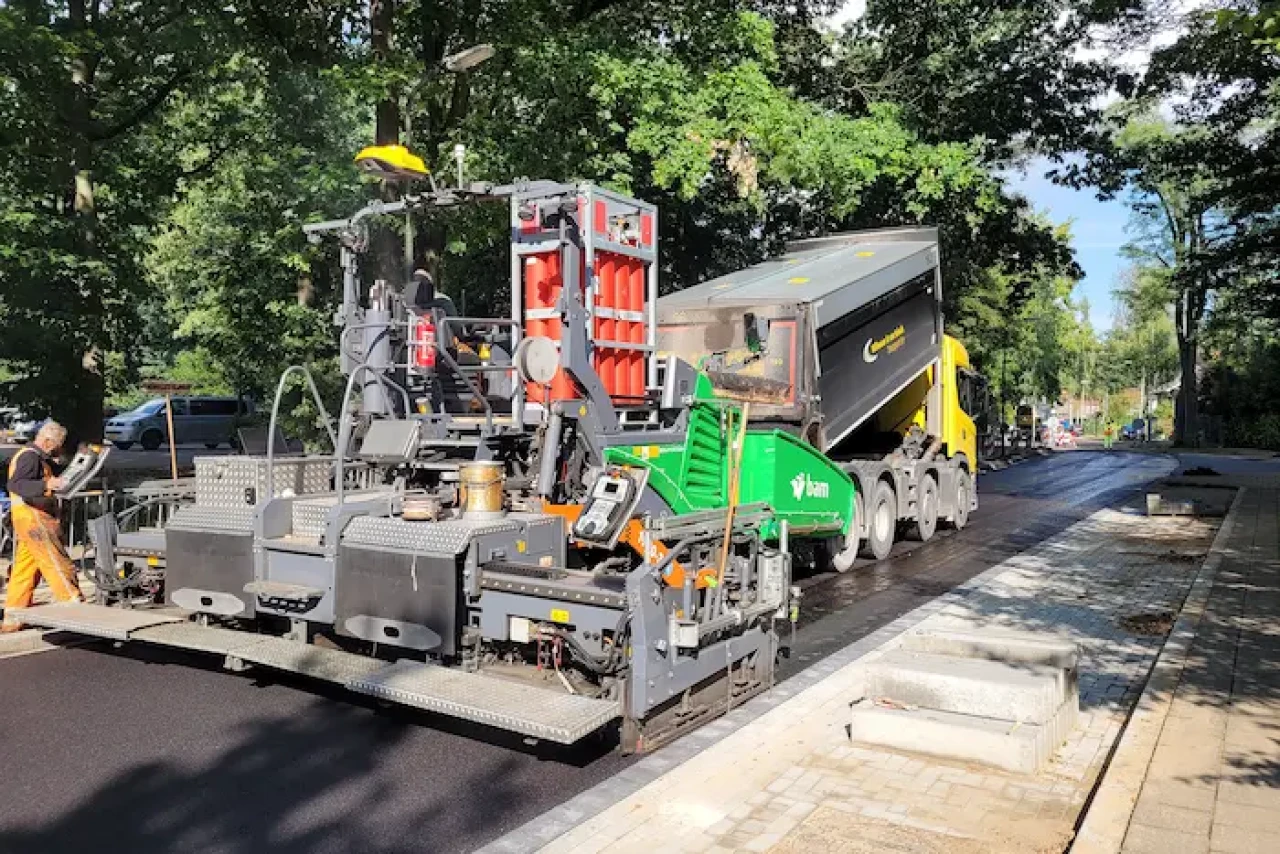 waterstof aangedreven asfalteermachine in operationele inzet