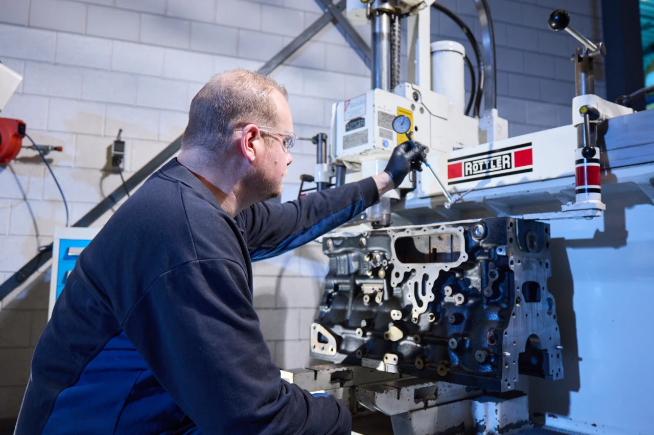 kvt-service-monteur-motorrevisie-honen.webp