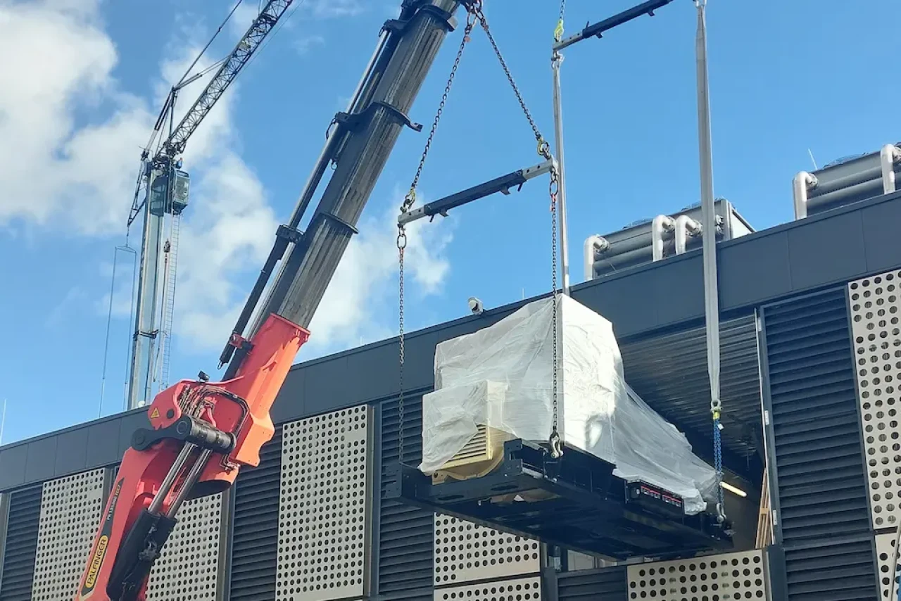 een plaatsing van een noodstroominstallatie