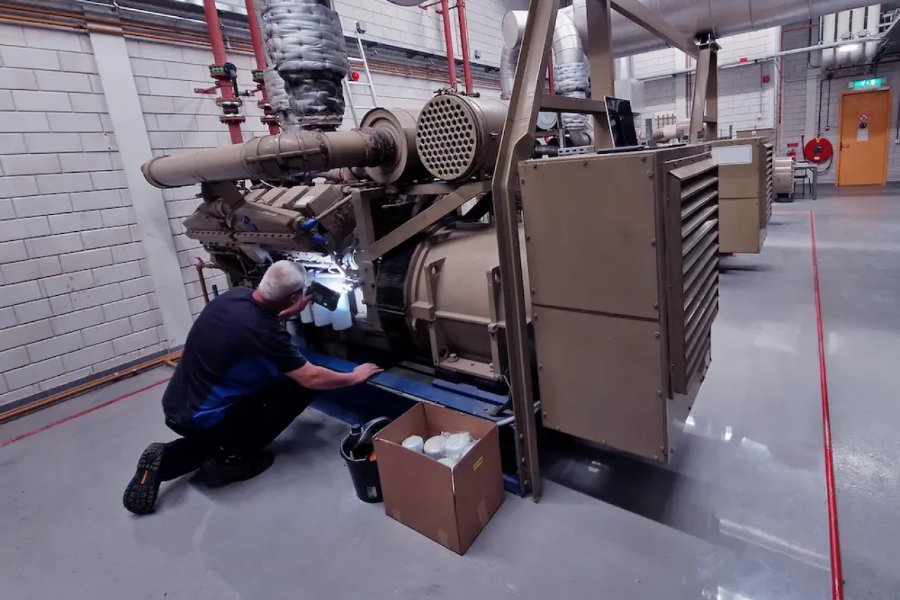 service monteur inspecteert noodstroominstallatie