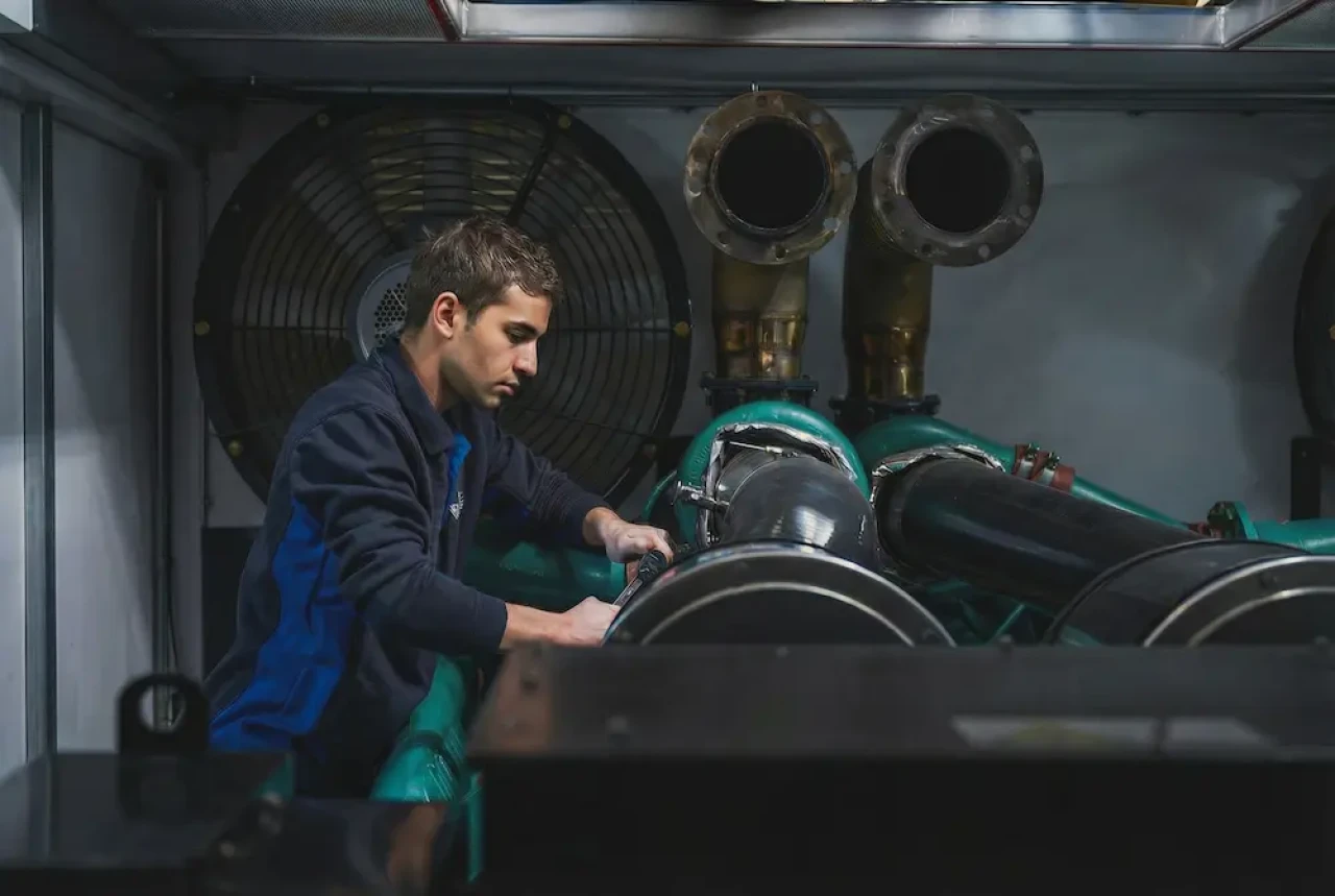 service monteur voert correctief onderhoud uit aan een aggregaat